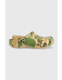 Crocs Pantofle Classic Printed Camo Clog pánské zelená barva 206454.2Y6.M-CHAI.TAN - Pepit.cz