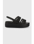 Crocs Sandály Brooklyn Strappy Low Wedge dámské černá barva na platformě 206751 - Pepit.cz