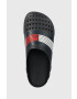 Tommy Hilfiger Pantofle COMFORTABLE EVA HILFIGER MULE pánské tmavomodrá barva FM0FM04467 - Pepit.cz