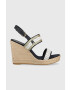 Tommy Hilfiger Sandály GOLDEN WEBBING WEDGE dámské tmavomodrá barva na klínku FW0FW07089 - Pepit.cz