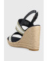 Tommy Hilfiger Sandály GOLDEN WEBBING WEDGE dámské tmavomodrá barva na klínku FW0FW07089 - Pepit.cz