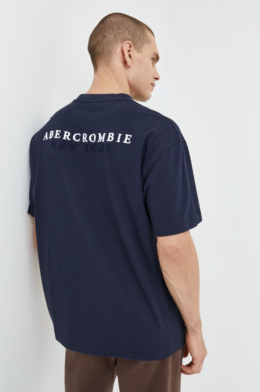 Abercrombie & Fitch Bavlněné tričko tmavomodrá barva s aplikací - Pepit.cz