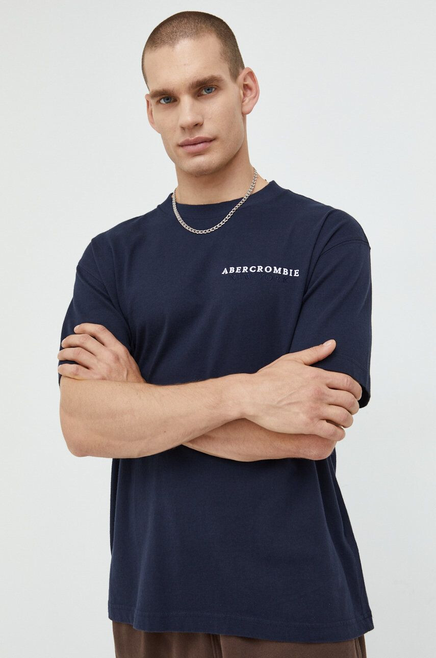 Abercrombie & Fitch Bavlněné tričko tmavomodrá barva s aplikací - Pepit.cz