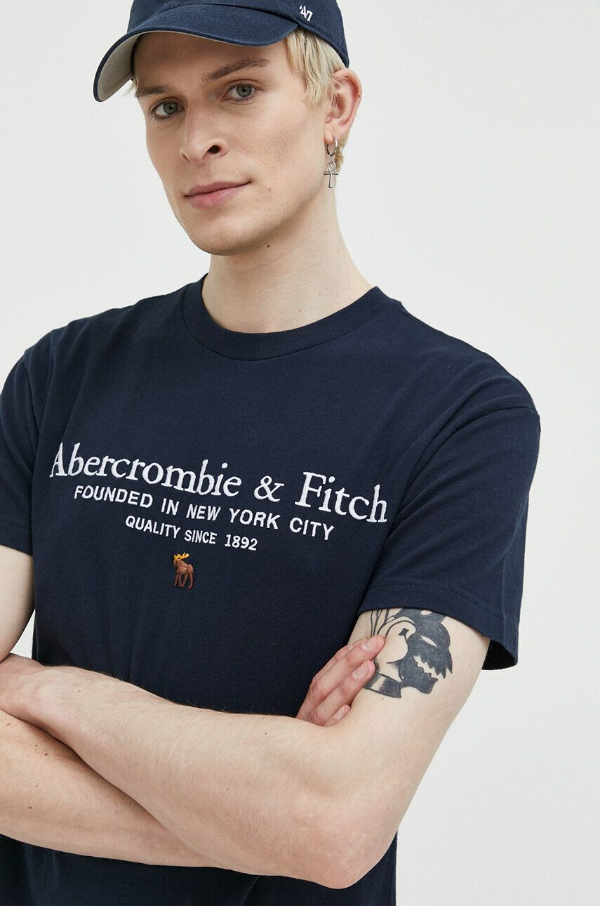 Abercrombie & Fitch Bavlněné tričko tmavomodrá barva s aplikací - Pepit.cz