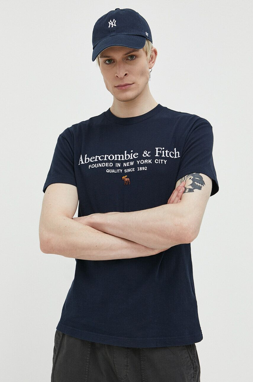 Abercrombie & Fitch Bavlněné tričko tmavomodrá barva s aplikací - Pepit.cz