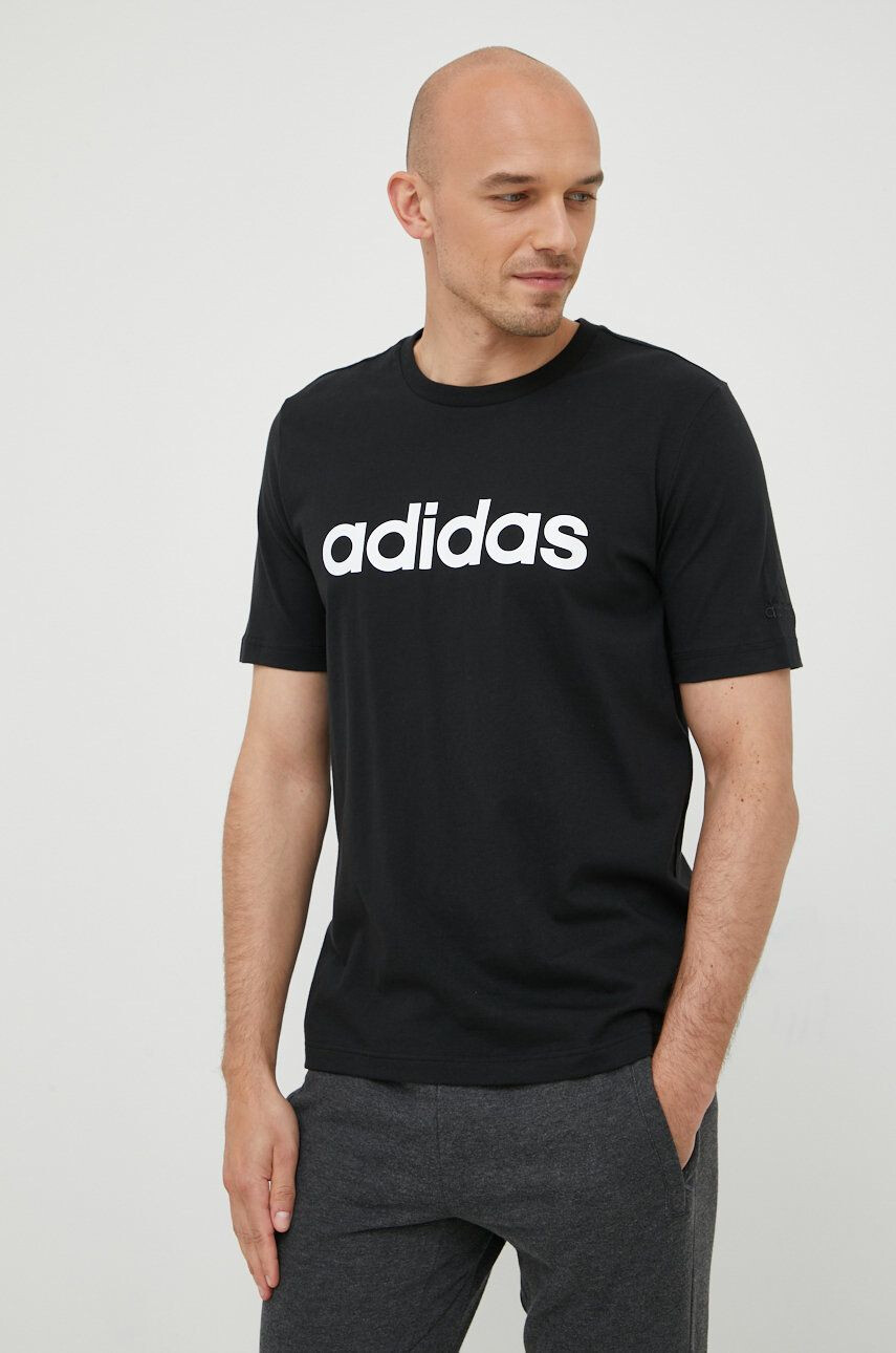 adidas Bavlněné tričko černá barva s potiskem - Pepit.cz