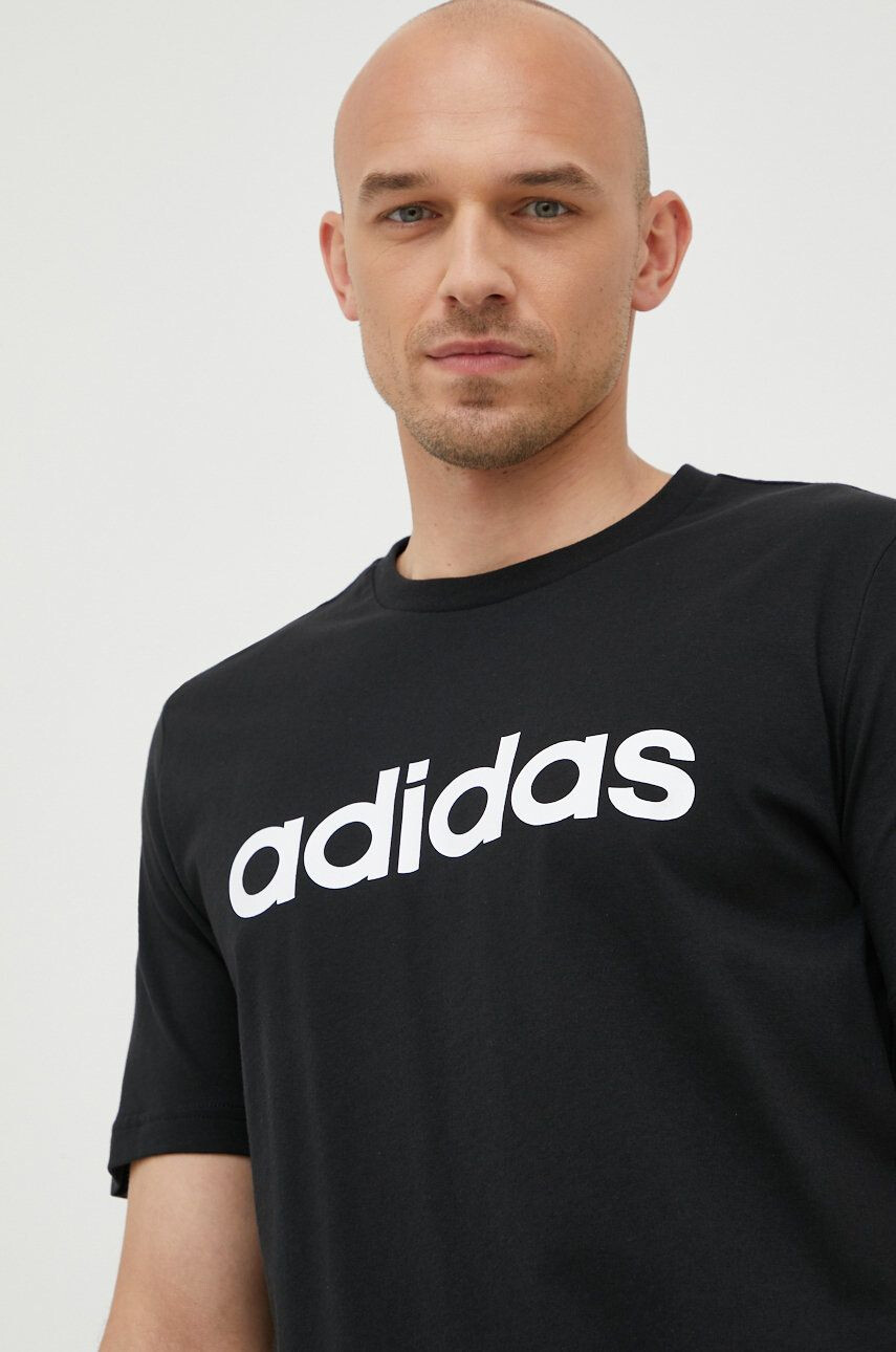 adidas Bavlněné tričko černá barva s potiskem - Pepit.cz