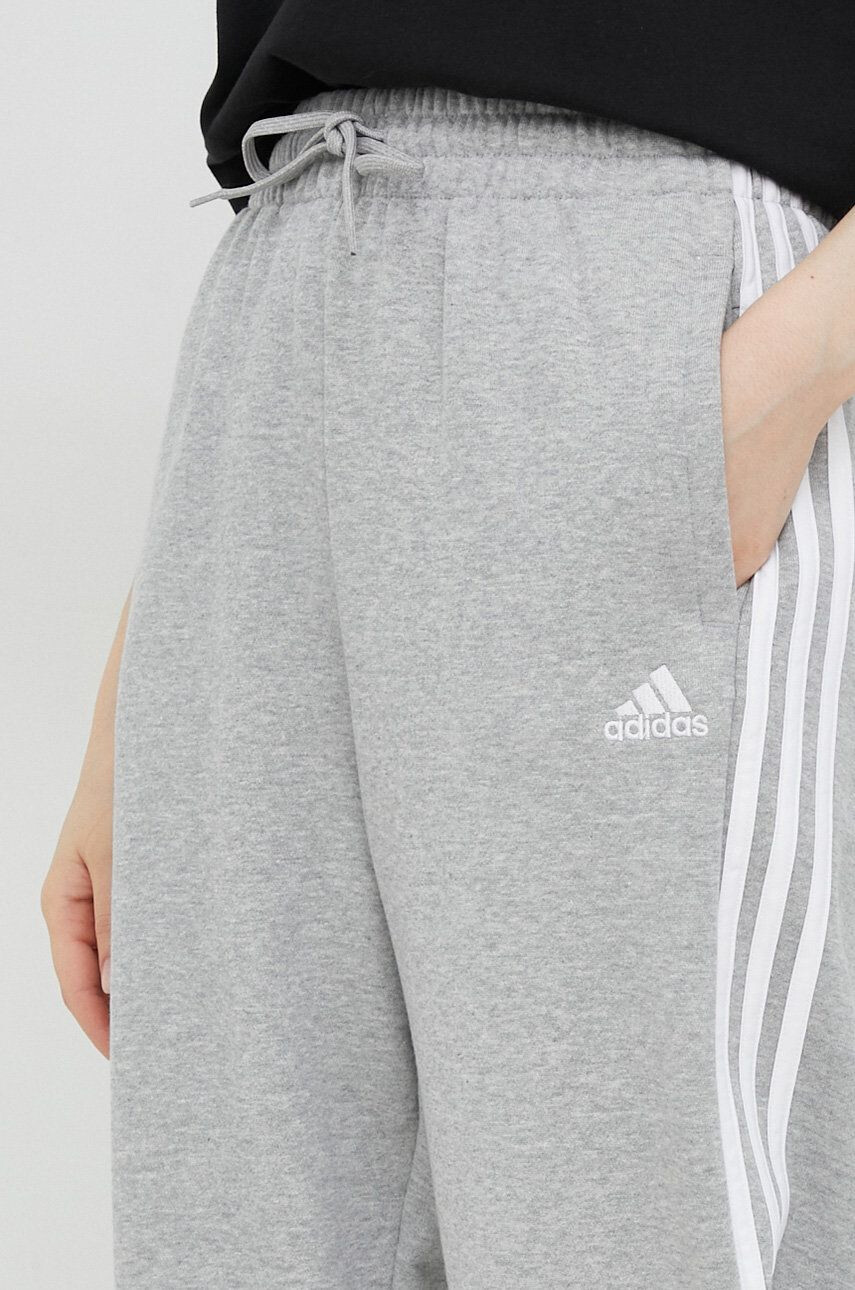 adidas Bavlněné tepláky šedá barva s aplikací - Pepit.cz