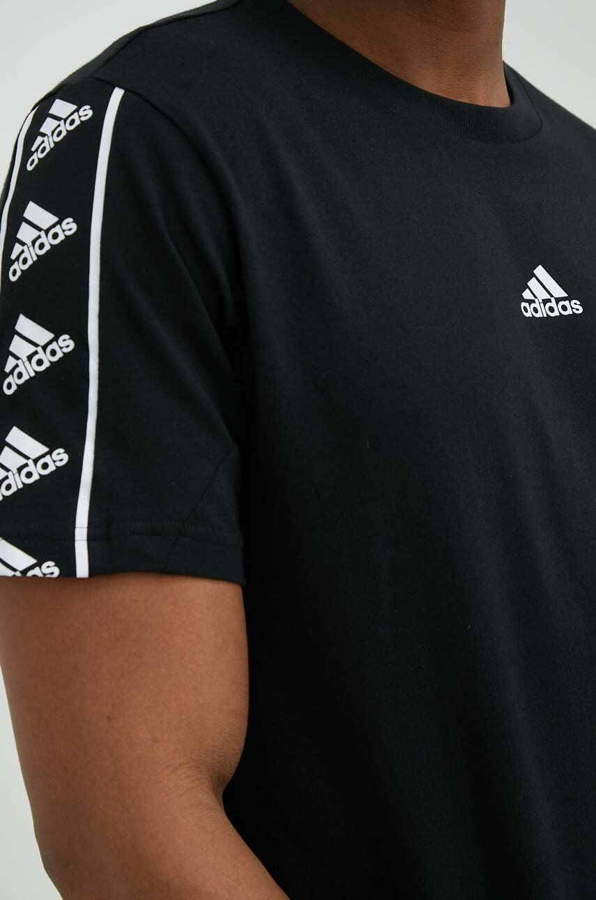 adidas Bavlněné tričko černá barva s potiskem - Pepit.cz