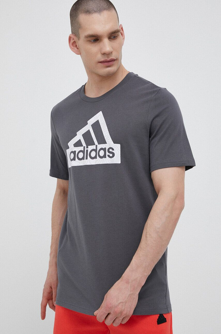 adidas Bavlněné tričko šedá barva s potiskem - Pepit.cz