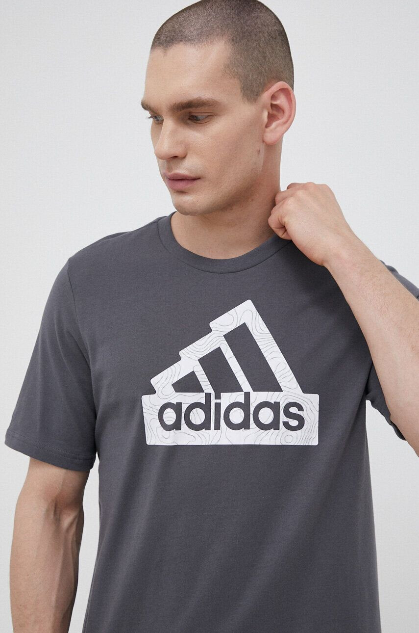 adidas Bavlněné tričko šedá barva s potiskem - Pepit.cz