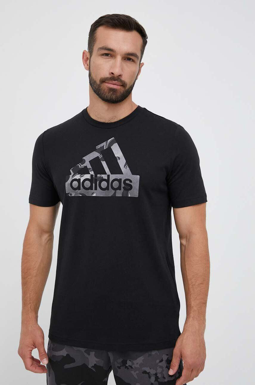 adidas Bavlněné tričko černá barva s potiskem - Pepit.cz