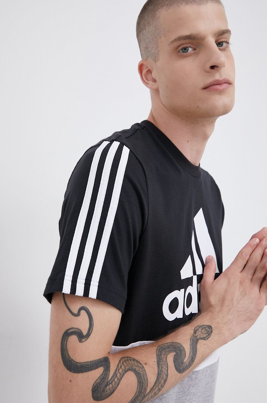 adidas Bavlněné tričko černá barva s potiskem - Pepit.cz