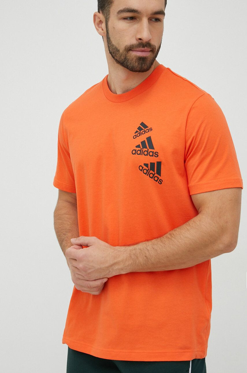 adidas bavlněné tričko oranžová barva s potiskem - Pepit.cz