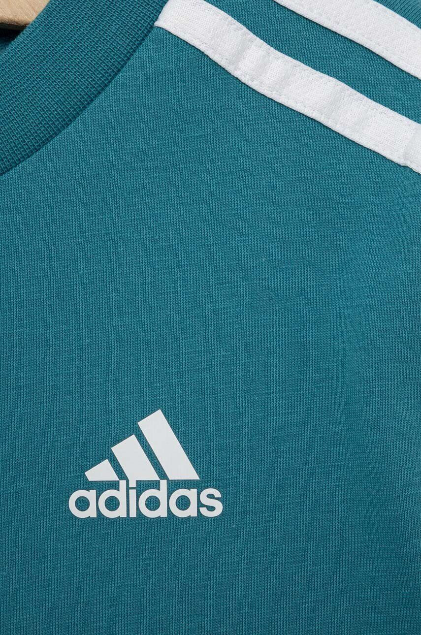 adidas Dětské bavlněné tričko tyrkysová barva s aplikací - Pepit.cz