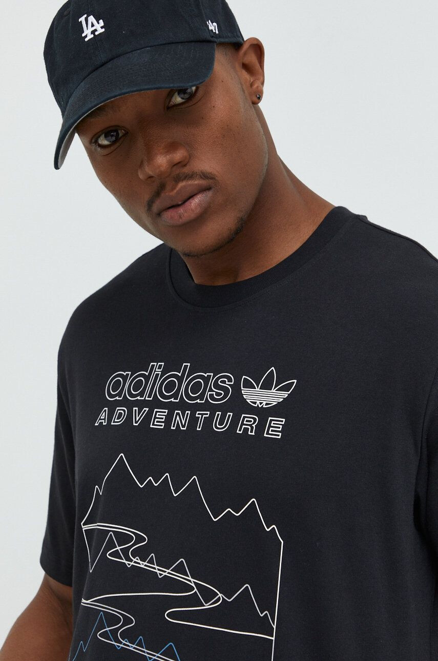 adidas Originals Bavlněné tričko černá barva s potiskem - Pepit.cz