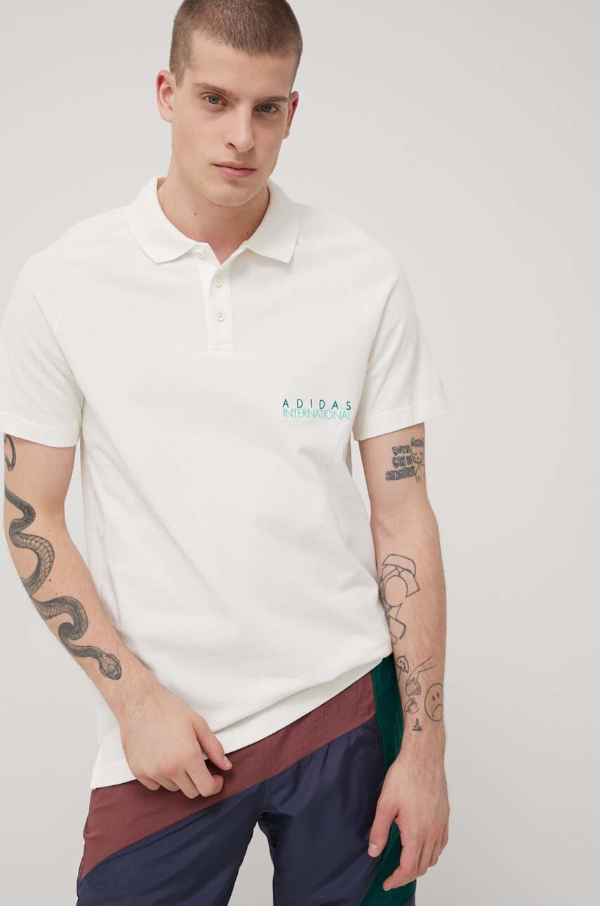 adidas Originals Bavlněné polo tričko HF4923 béžová barva s aplikací - Pepit.cz