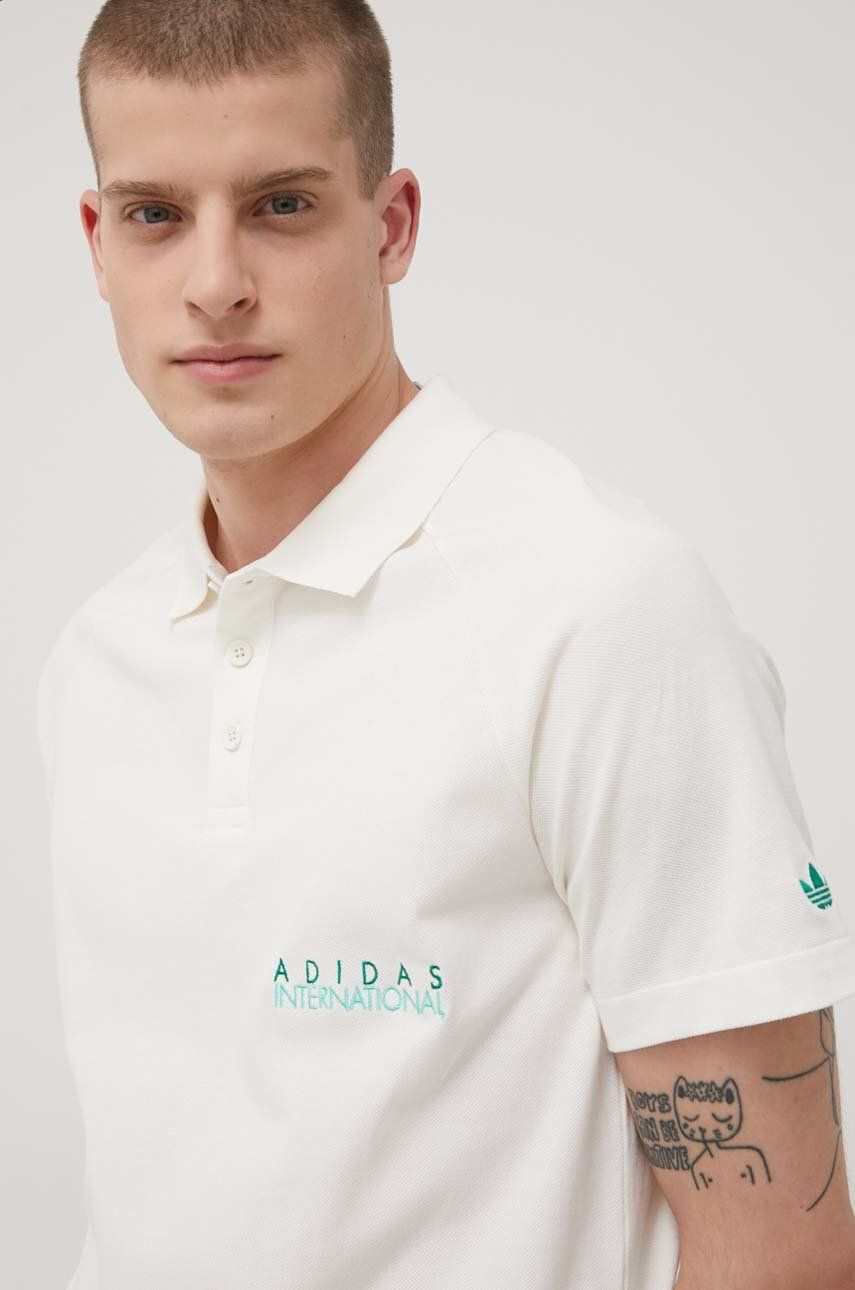 adidas Originals Bavlněné polo tričko HF4923 béžová barva s aplikací - Pepit.cz