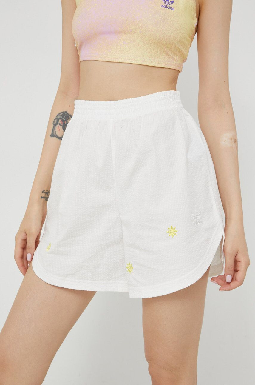 adidas Originals Bavlněné šortky dámské bílá barva vzorované high waist - Pepit.cz