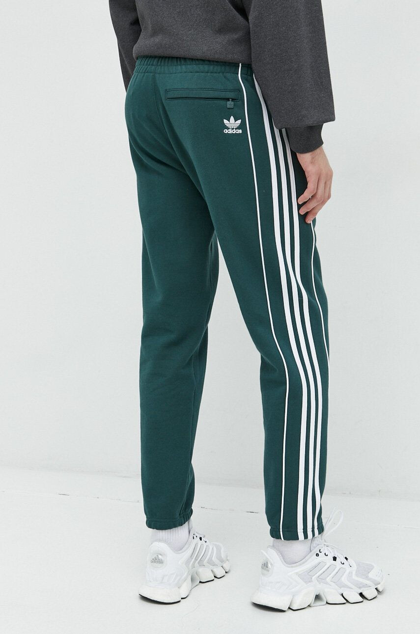 adidas Originals Bavlněné tepláky zelená barva s aplikací - Pepit.cz