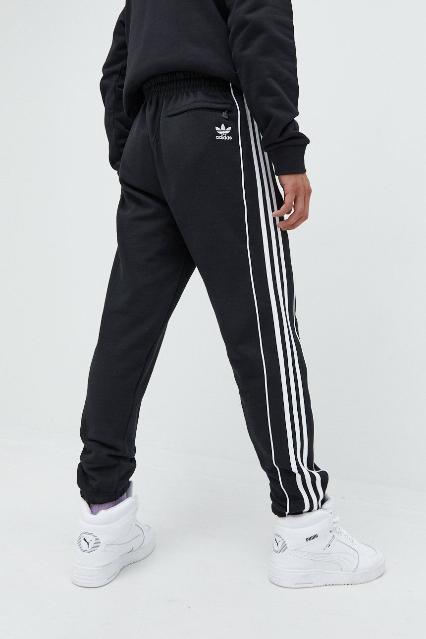 adidas Originals Bavlněné tepláky černá barva - Pepit.cz