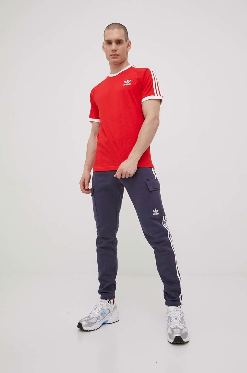 adidas Originals Bavlněné tričko Adicolor HE9547 červená barva s aplikací HE9547-VIVRED - Pepit.cz