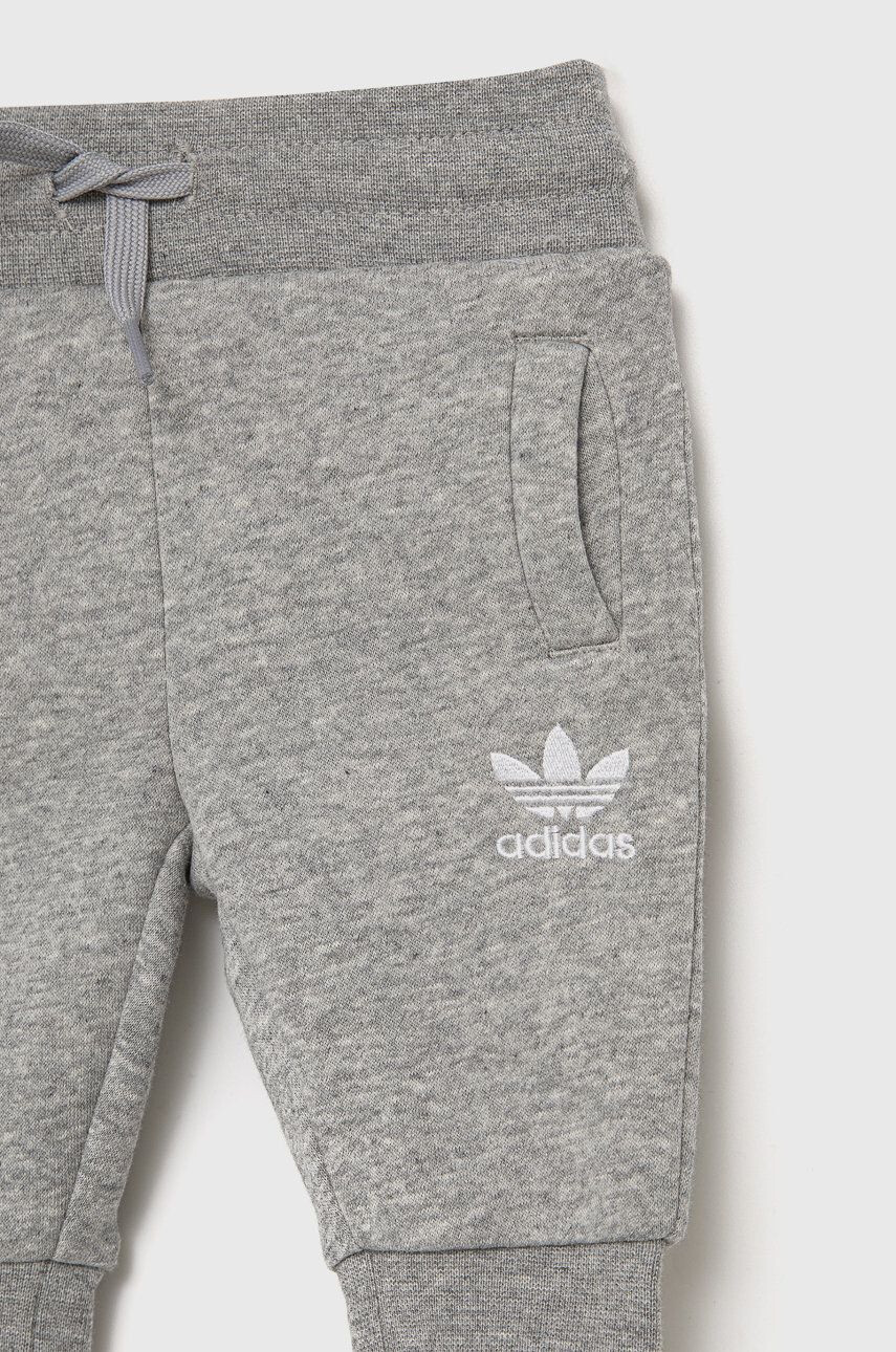 adidas Originals Dětská tepláková souprava HE6910 šedá barva - Pepit.cz