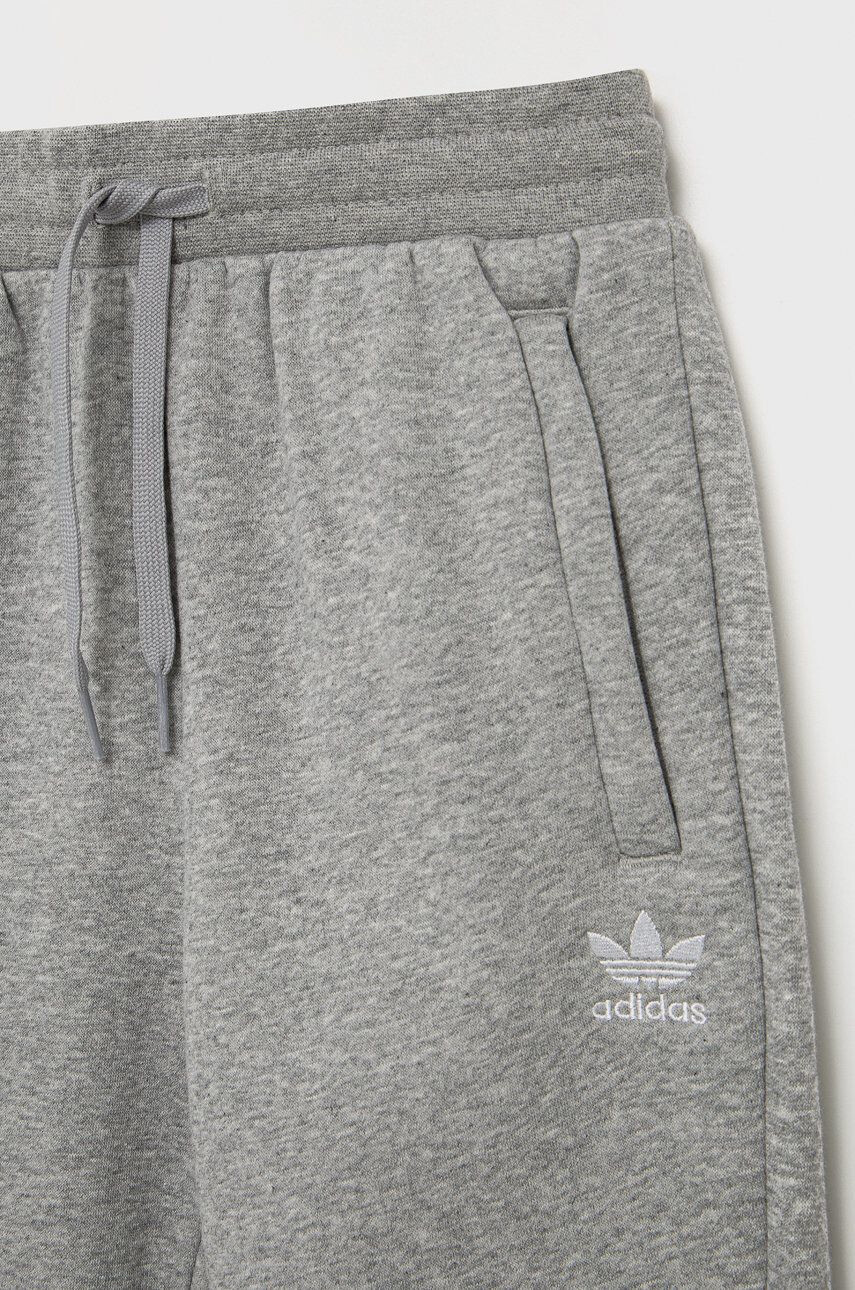 adidas Originals Dětská tepláková souprava HC9513 šedá barva - Pepit.cz