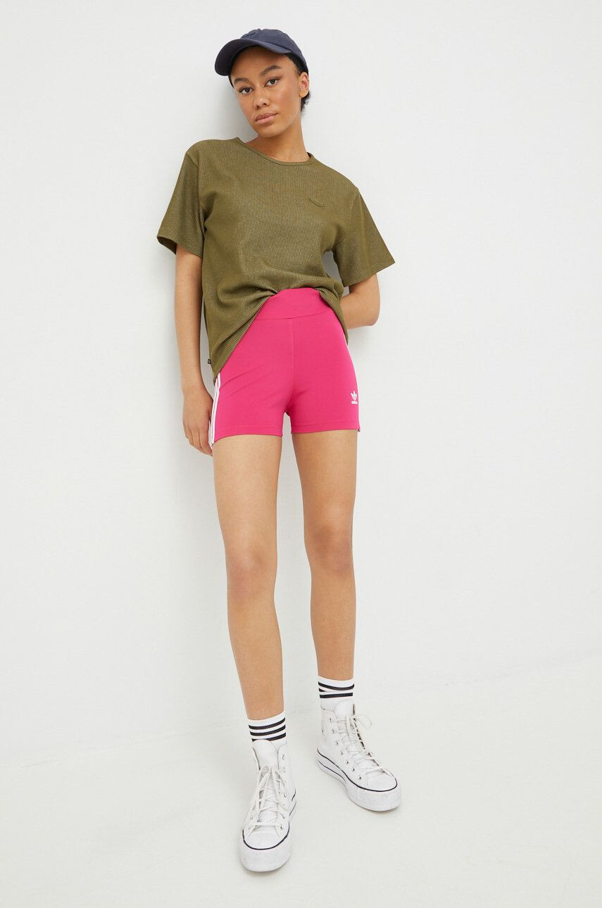 adidas Originals Kraťasy Adicolor dámské růžová barva s aplikací high waist HG6123-REMAG - Pepit.cz