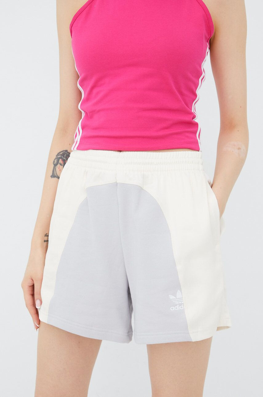 adidas Originals Kraťasy Adicolor dámské šedá barva vzorované high waist HC7038-WONWHI - Pepit.cz