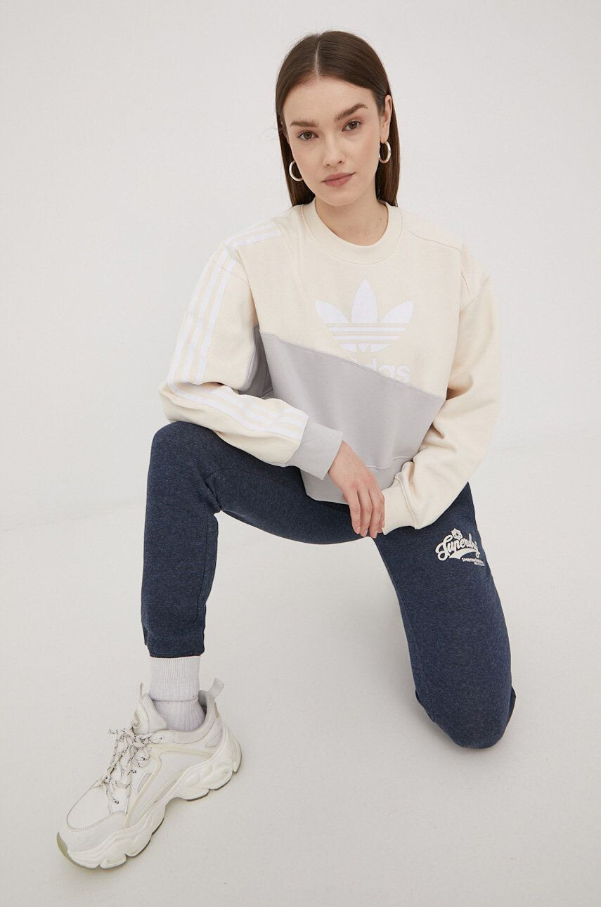 adidas Originals Mikina Adicolor HC7055 dámská šedá barva s potiskem HC7055-WONWHI - Pepit.cz