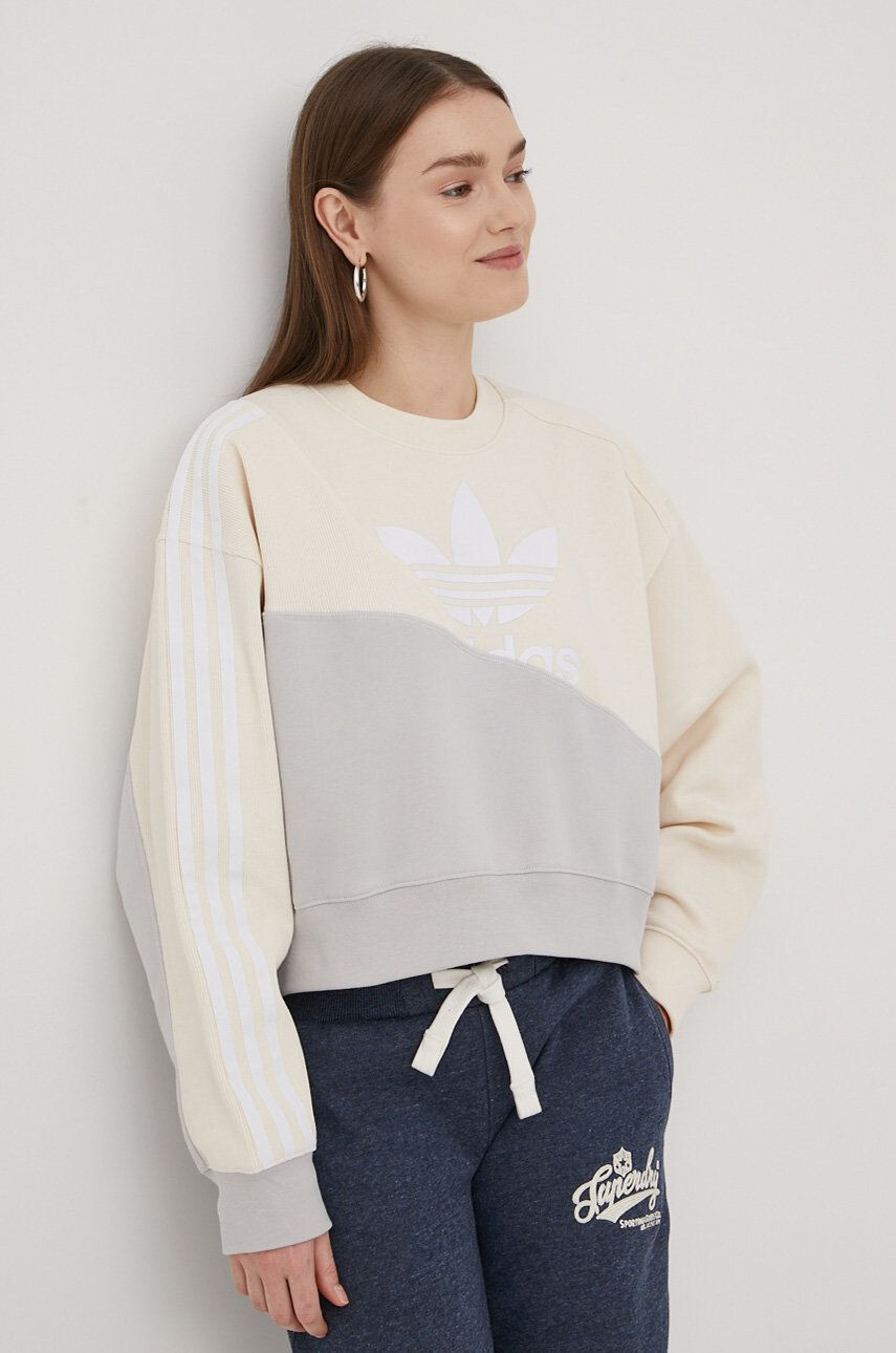 adidas Originals Mikina Adicolor HC7055 dámská šedá barva s potiskem HC7055-WONWHI - Pepit.cz