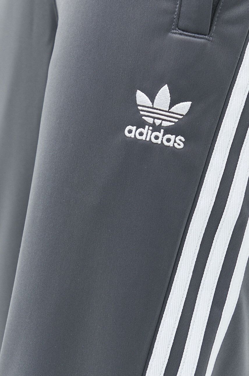 adidas Originals Tepláky šedá barva s aplikací IA4795-grey - Pepit.cz