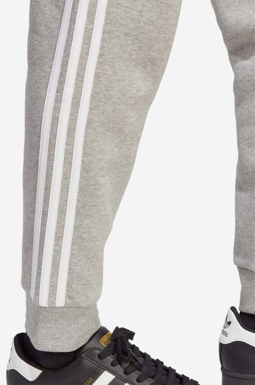 adidas Originals Tepláky šedá barva s aplikací IA4795-grey - Pepit.cz