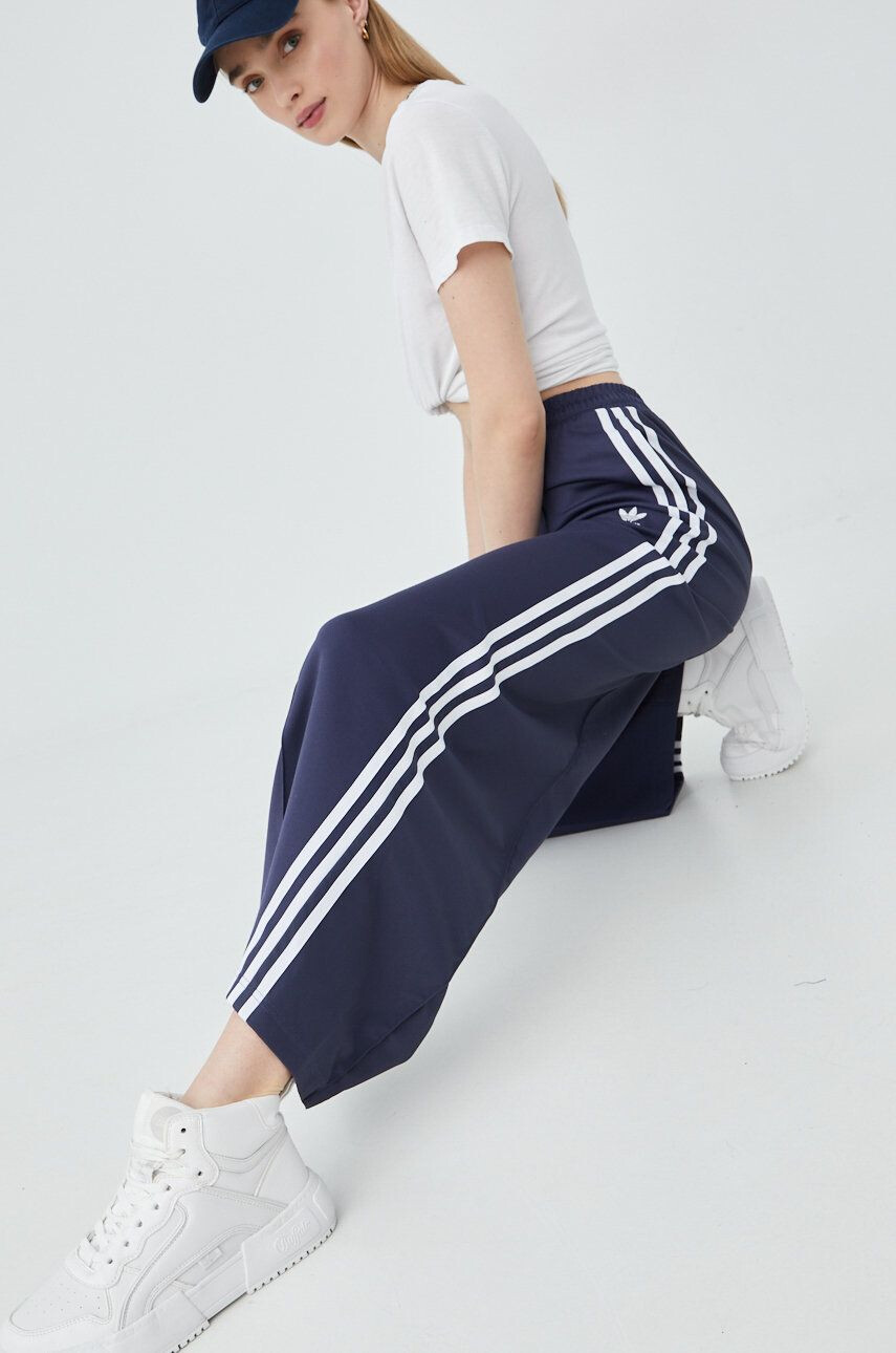 adidas Originals Tepláky Adicolor HC4549 dámské tmavomodrá barva s aplikací - Pepit.cz