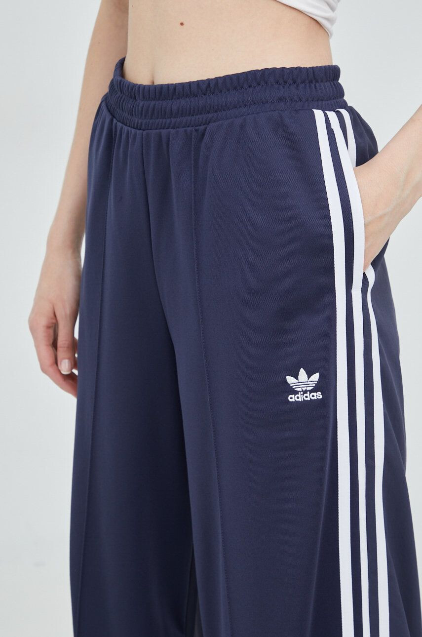 adidas Originals Tepláky Adicolor HC4549 dámské tmavomodrá barva s aplikací - Pepit.cz