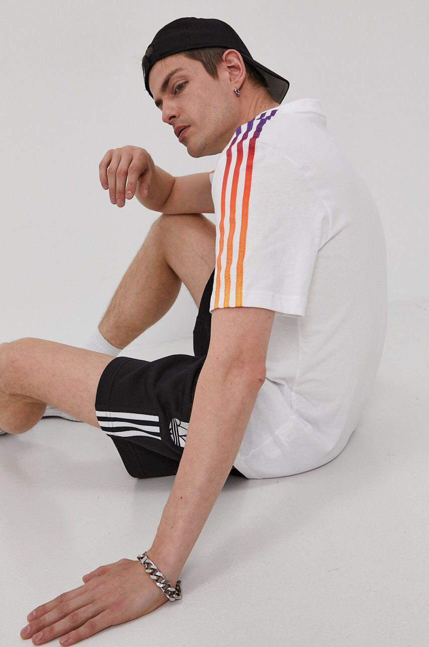 adidas Originals Tričko pánské bílá barva s aplikací - Pepit.cz