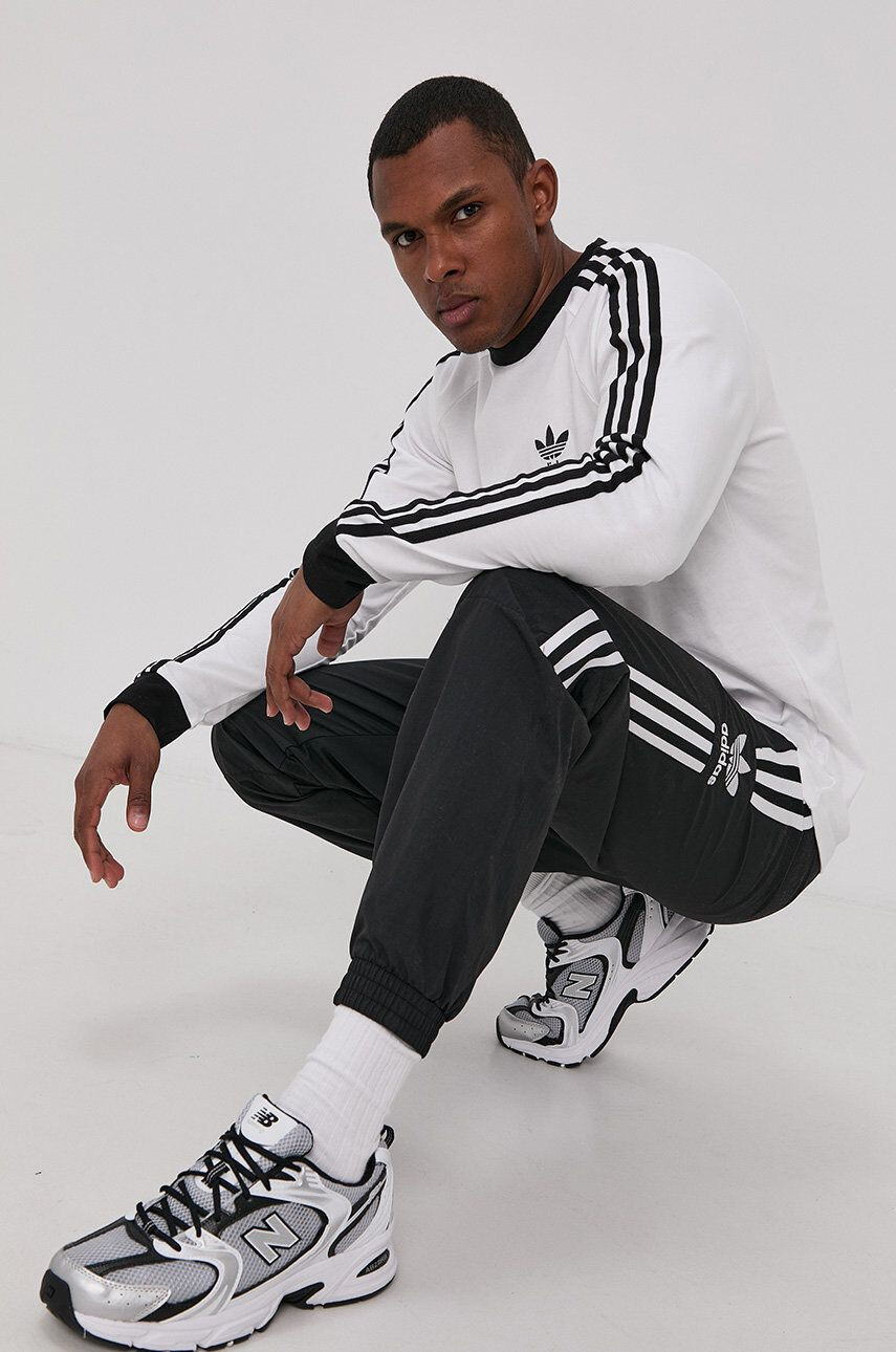 adidas Originals Tričko s dlouhým rukávem GN3477 pánské bílá barva hladké GN3477-WHITE - Pepit.cz