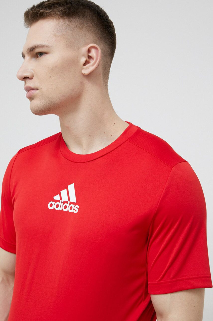 adidas Tréninkové tričko GM4318 červená barva hladký - Pepit.cz