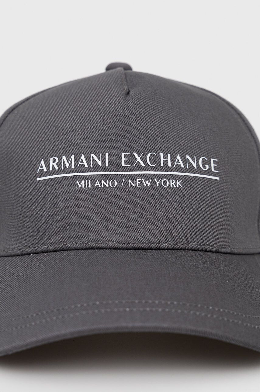 Armani Exchange Bavlněná čepice šedá barva s potiskem - Pepit.cz