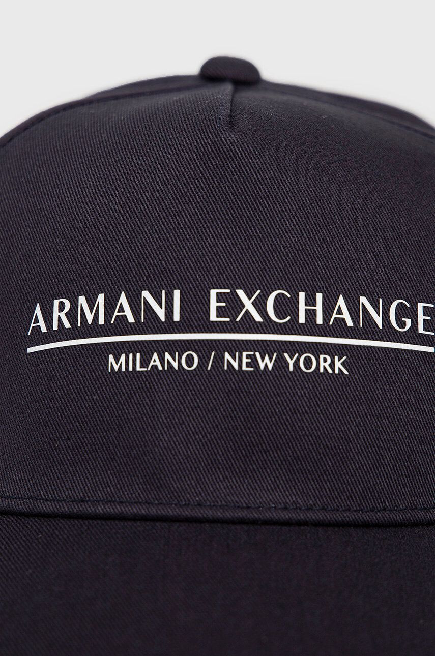 Armani Exchange Bavlněná čepice tmavomodrá barva s potiskem - Pepit.cz