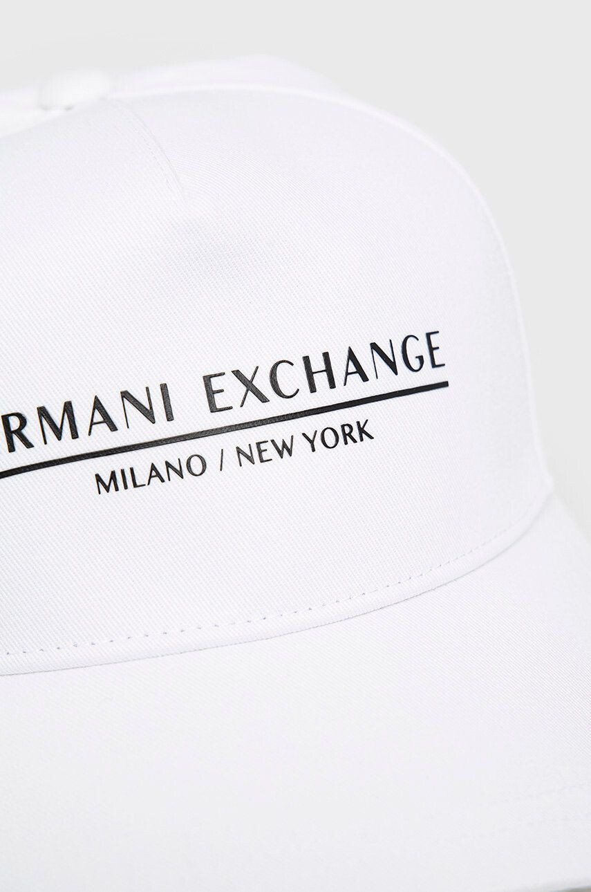 Armani Exchange Bavlněná čepice bílá barva s potiskem - Pepit.cz