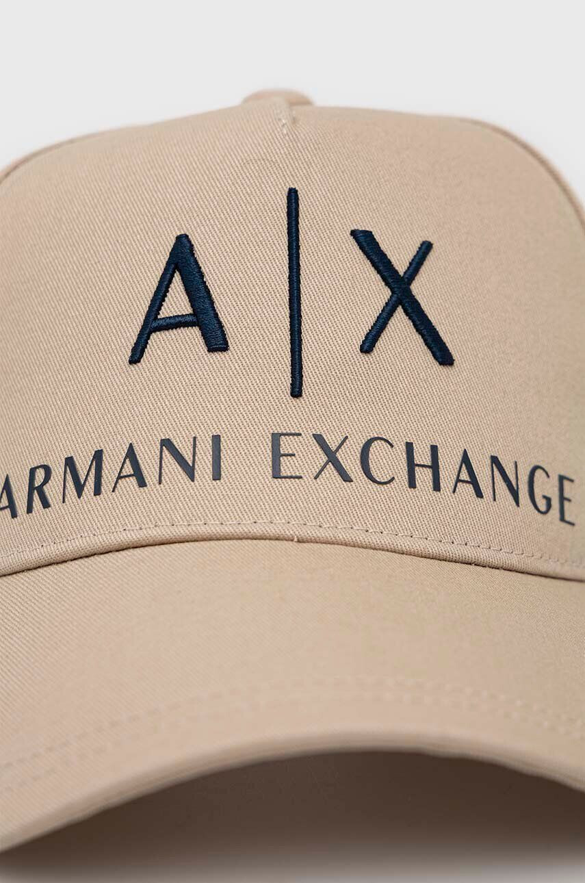 Armani Exchange Bavlněná čepice béžová barva s aplikací - Pepit.cz