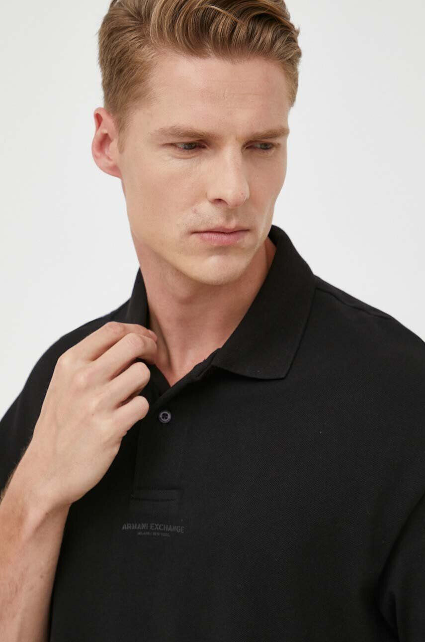 Armani Exchange Bavlněné polo tričko černá barva s potiskem - Pepit.cz