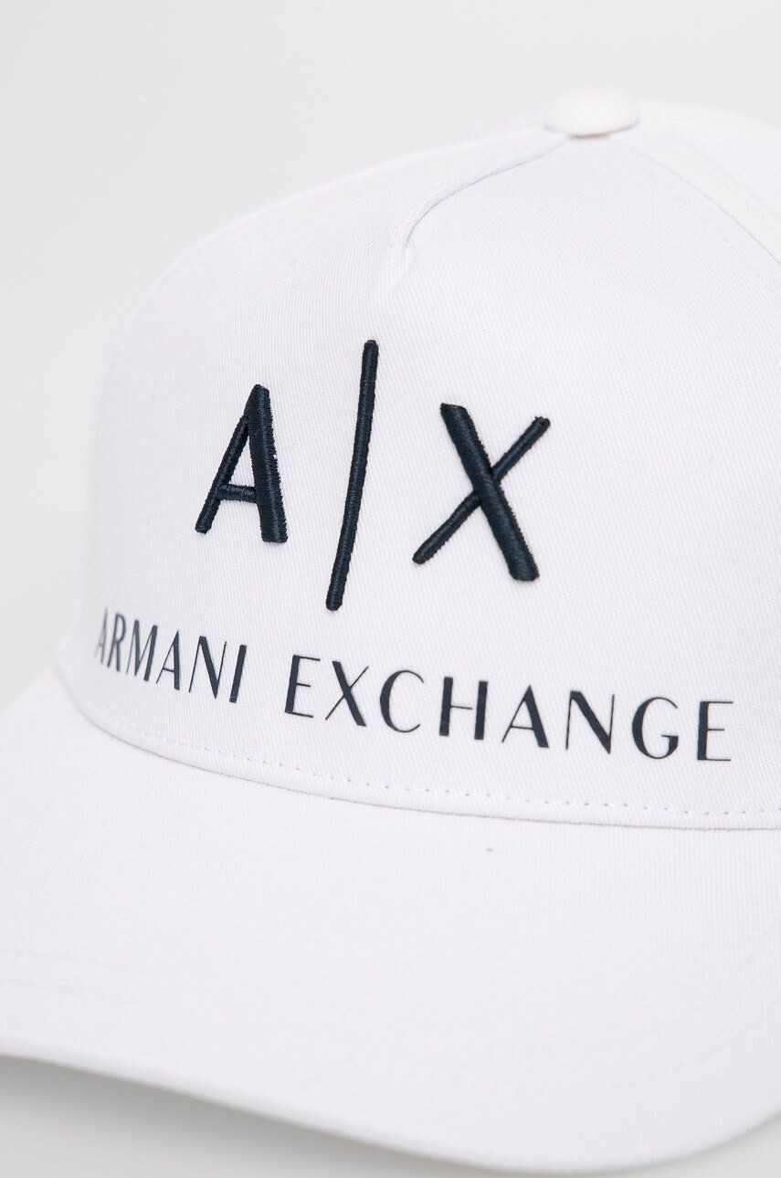 Armani Exchange Čepice bílá barva s aplikací - Pepit.cz