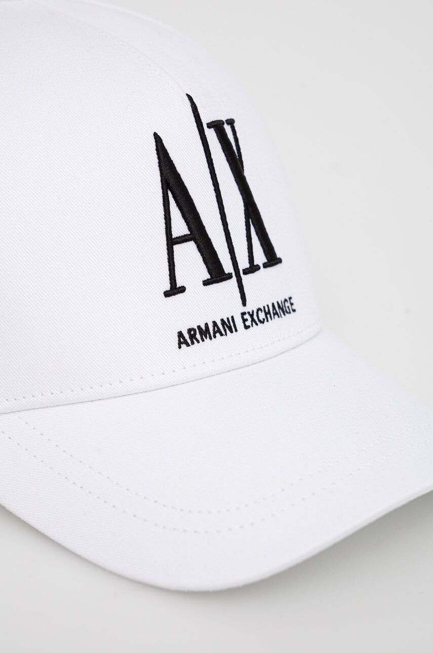 Armani Exchange Čepice bílá barva s aplikací - Pepit.cz