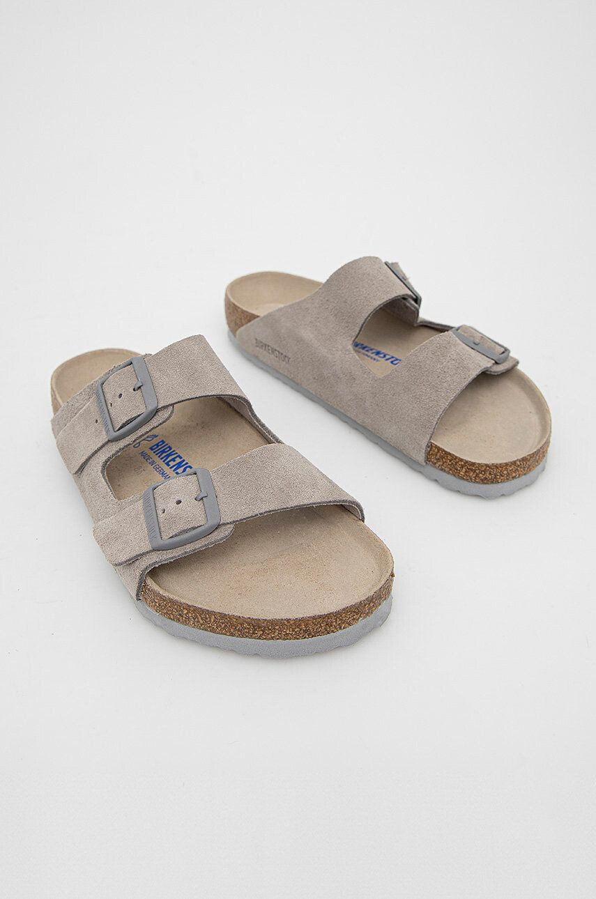 Birkenstock Semišové pantofle šedá barva - Pepit.cz