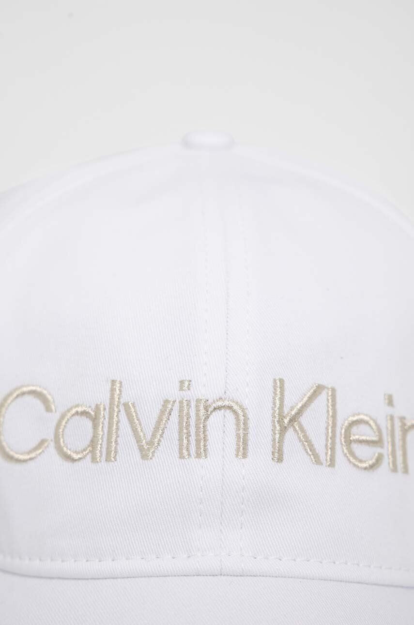 Calvin Klein Bavlněná baseballová čepice bílá barva s aplikací - Pepit.cz