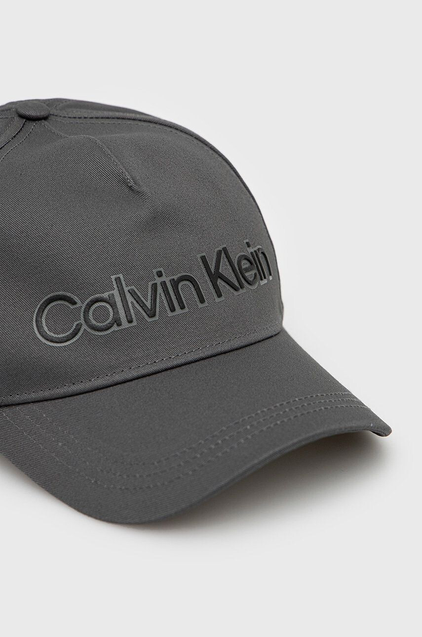 Calvin Klein Bavlněná čepice šedá barva s aplikací - Pepit.cz