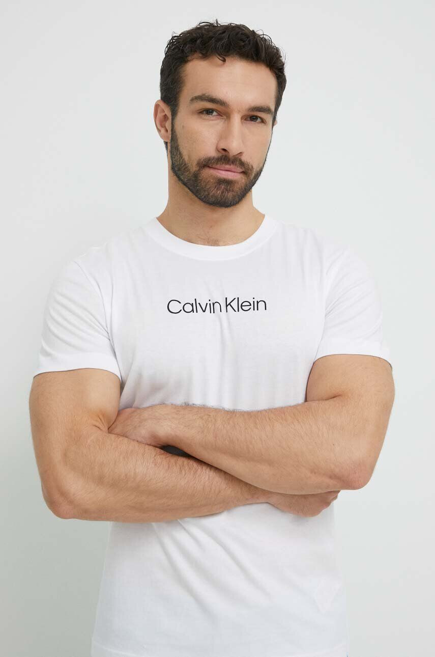 Calvin Klein Bavlněné plážové tričko bílá barva s potiskem - Pepit.cz